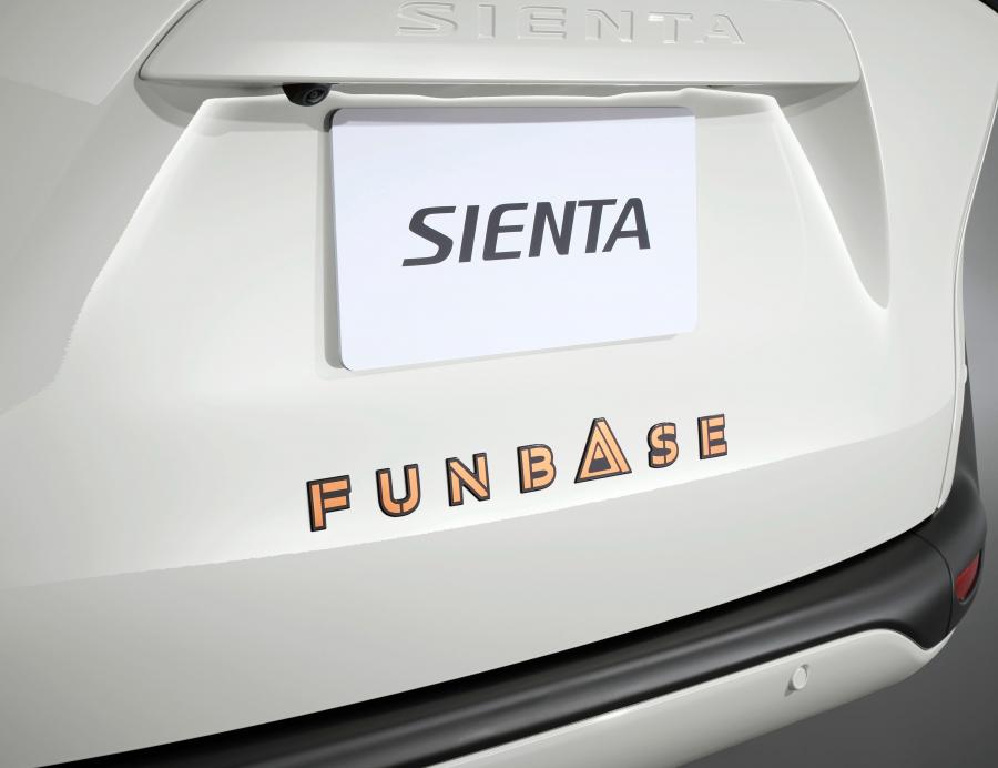 Логотип Toyota Sienta Funbase G 2018 года  (фото 3 из 7)
